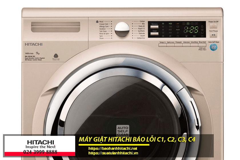 Cửa trước máy giặt Hitachi màu kem, thiết kế hiện đại, có bảng điều khiển kỹ thuật số và chức năng tự làm sạch, phù hợp cho gia đình Việt Nam.