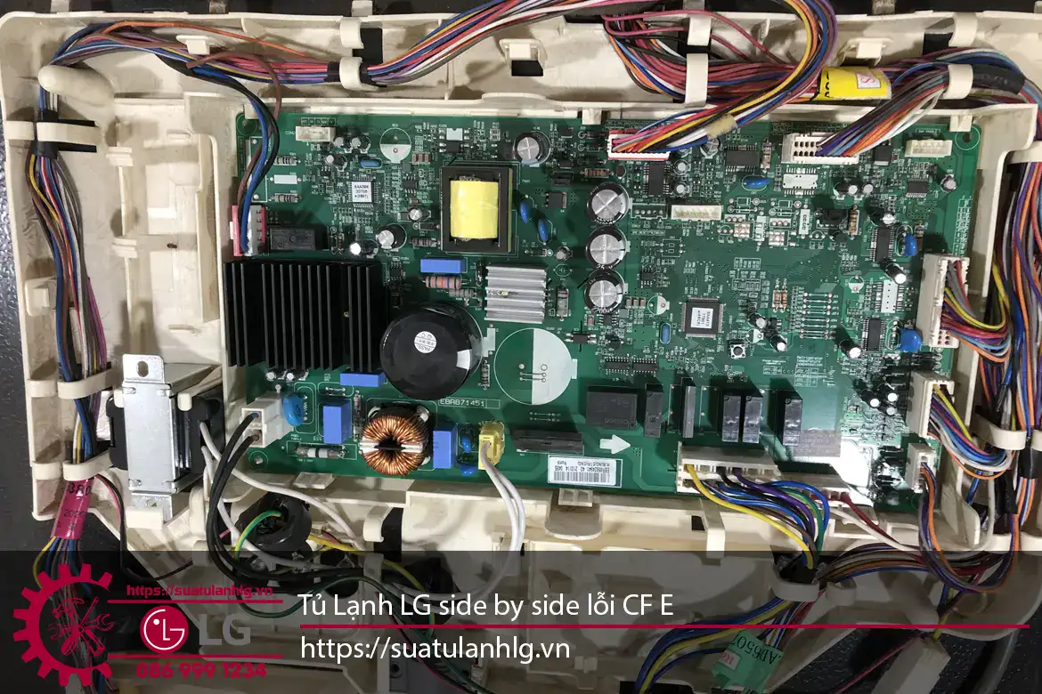 Bo mạch điều khiển của tủ lạnh LG với các linh kiện điện tử phức tạp, đảm bảo hoạt động chính xác và ổn định cho hệ thống làm lạnh.