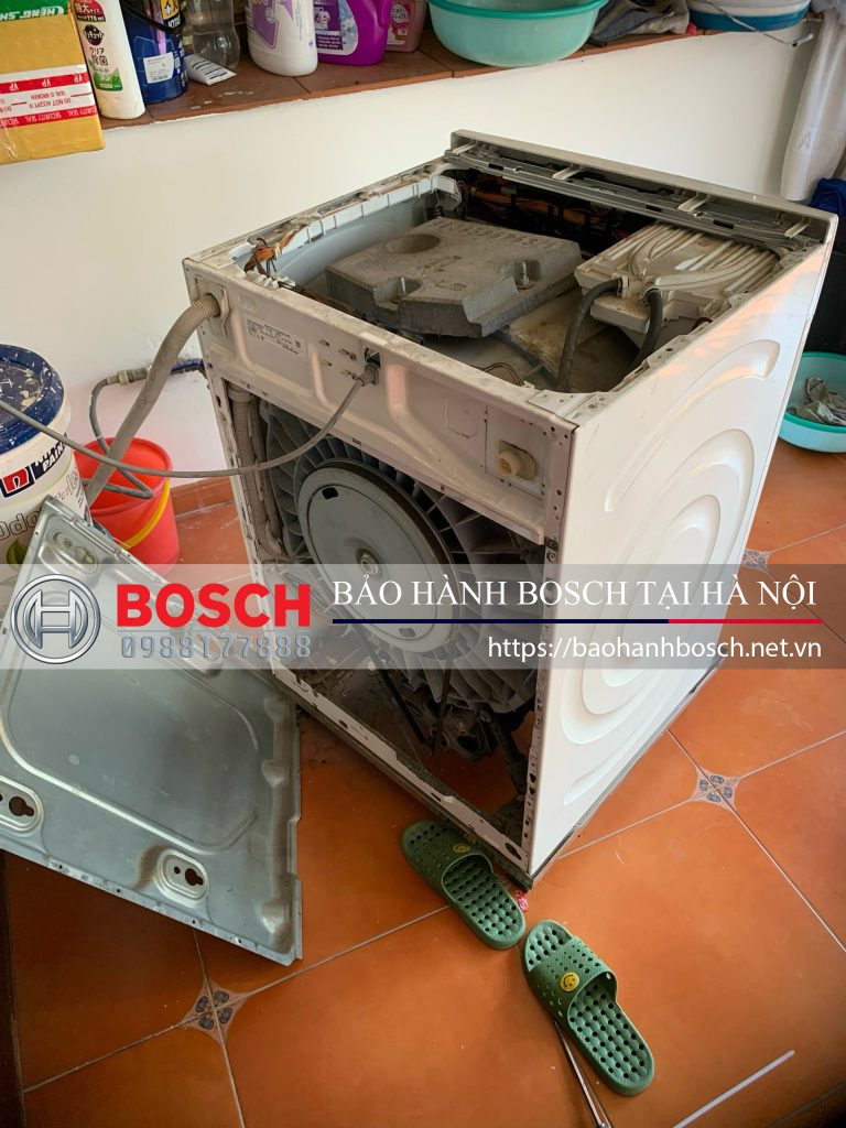 Hình ảnh máy giặt bị hỏng, mở nắp để kiểm tra linh kiện bên trong, dịch vụ sửa chữa và bảo trì máy giặt Bosch tại Hà Nội, chuyên nghiệp, nhanh chóng, uy tín.