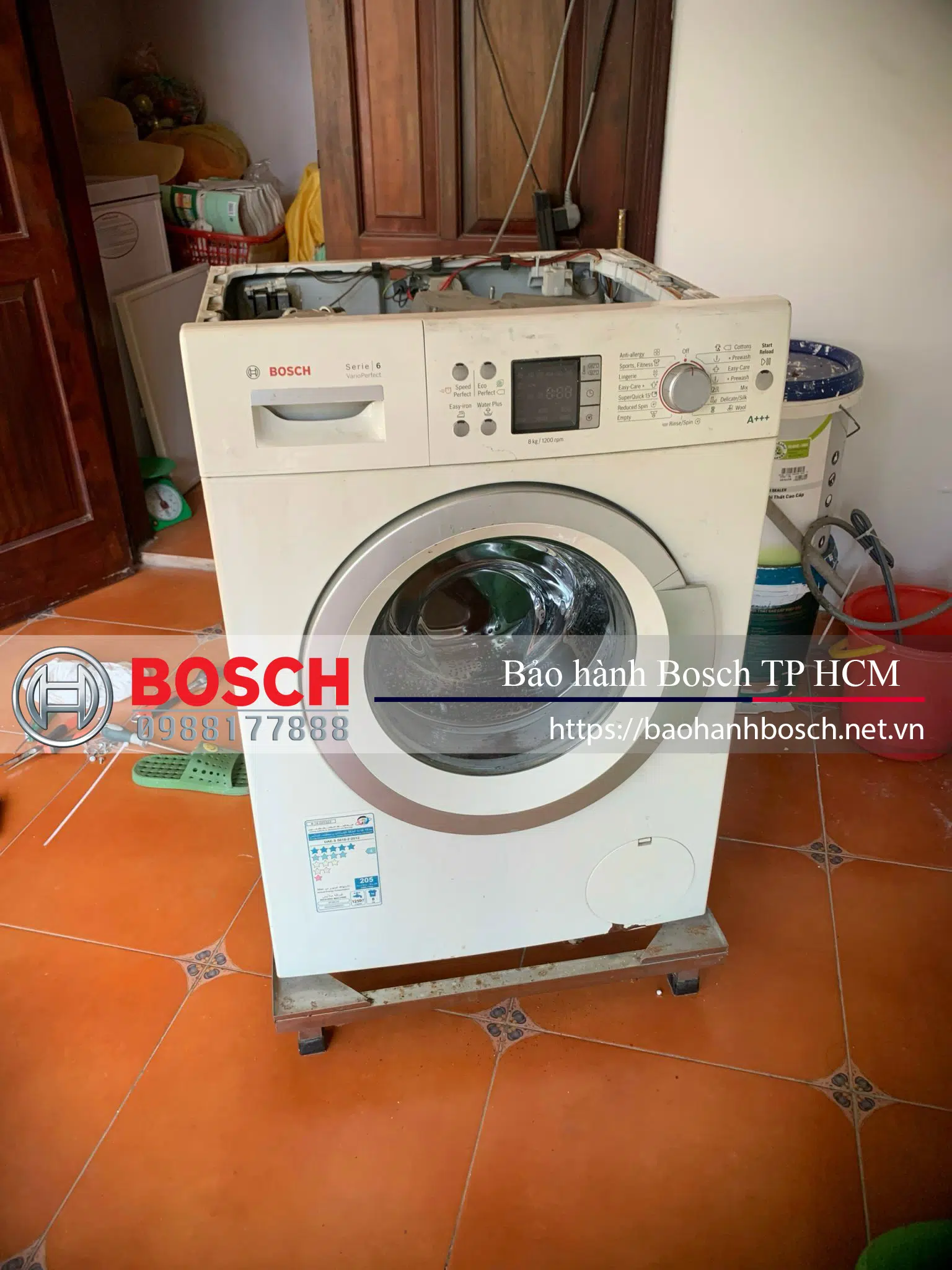 Máy giặt Bosch serie 6 VarioPerfect đang sửa chữa, bảo trì hoặc lắp đặt tại nhà, biểu tượng thương hiệu Bosch rõ nét.