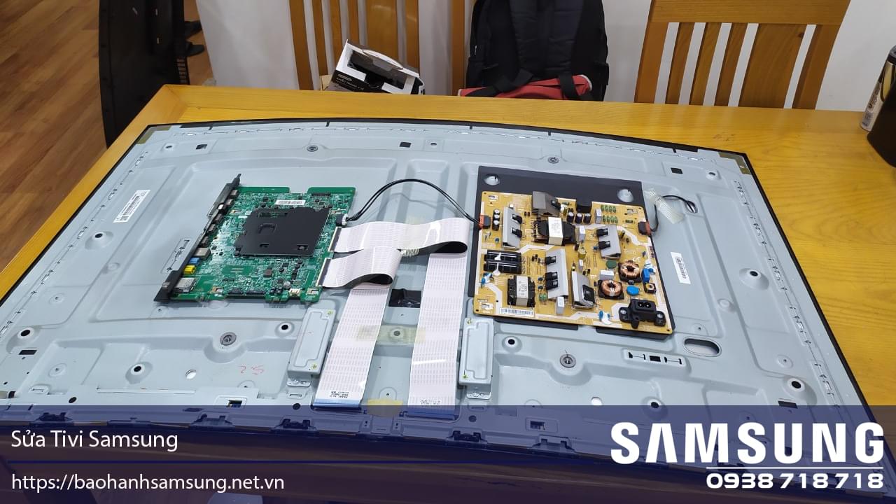 Bo mạch điều khiển tivi Samsung đang sửa chữa lắp đặt linh kiện điện tử.