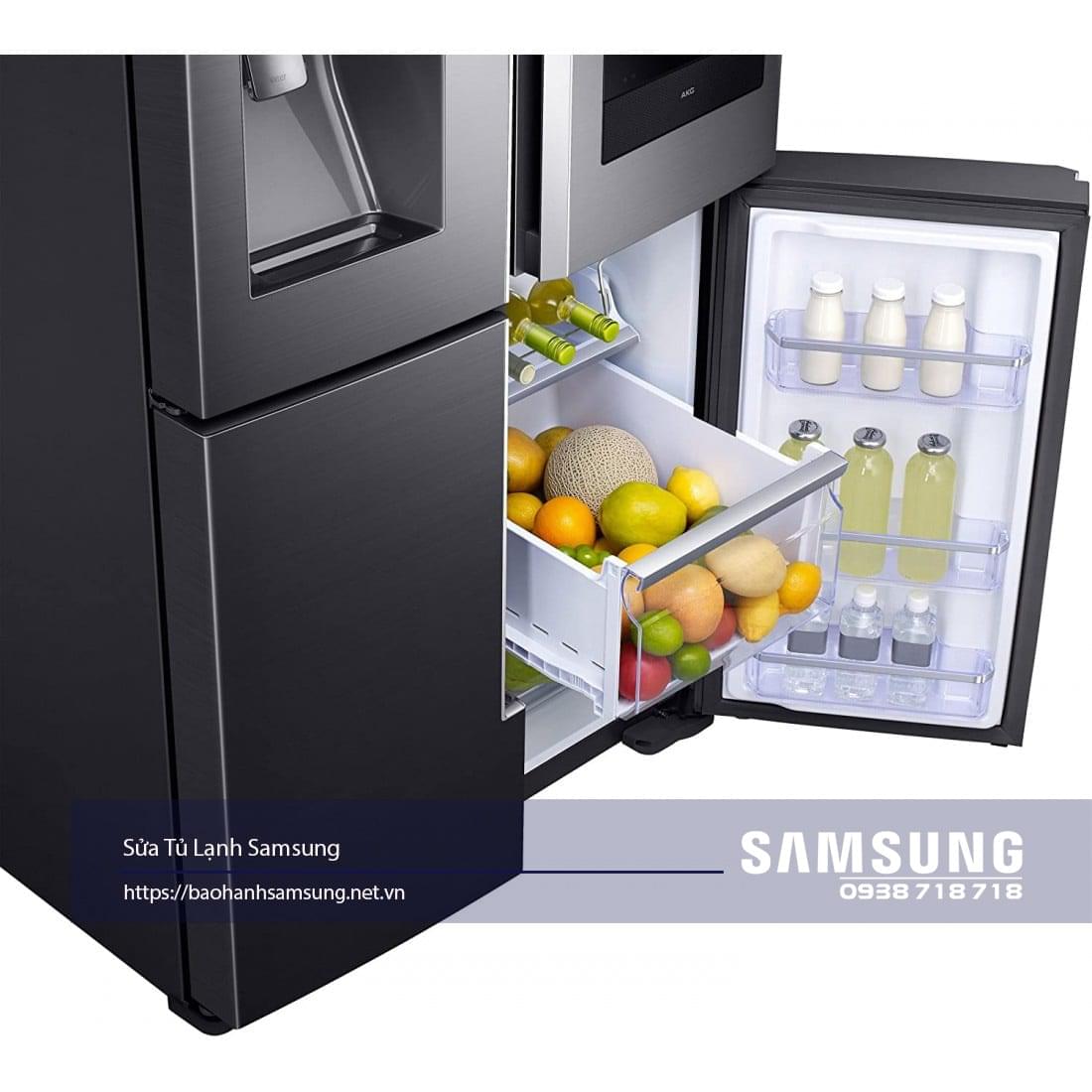 Hình ảnh tủ lạnh Samsung mới, trang bị nhiều ngăn chứa thực phẩm, đồ uống, trái cây tươi, phù hợp cho nội thất gia đình và văn phòng.