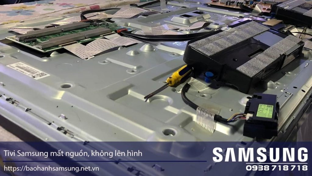 Ốp mặt sau TV Samsung tháo rời, linh kiện điện tử bên trong, sửa chữa màn hình, bảo hành màn hình TV Samsung, dịch vụ sửa chữa màn hình Samsung tại Nguyễn Dương.