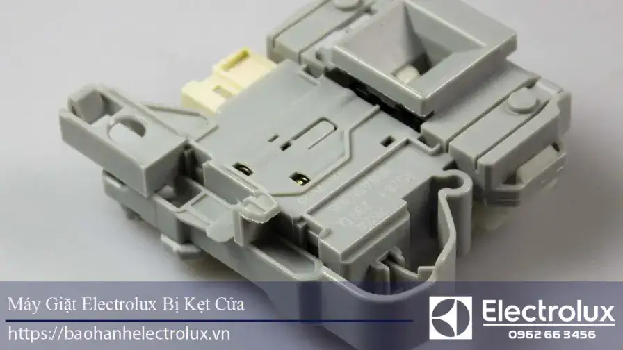 Máy giặt Electrolux bị kẹt cửa
