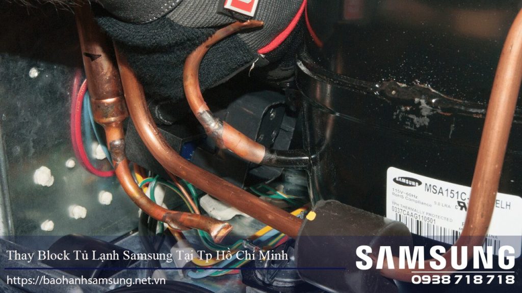 Ống đồng máy lạnh Samsung trong block tủ lạnh, sửa chữa, thay thế thiết bị điện tử điện lạnh tại TP Hồ Chí Minh.