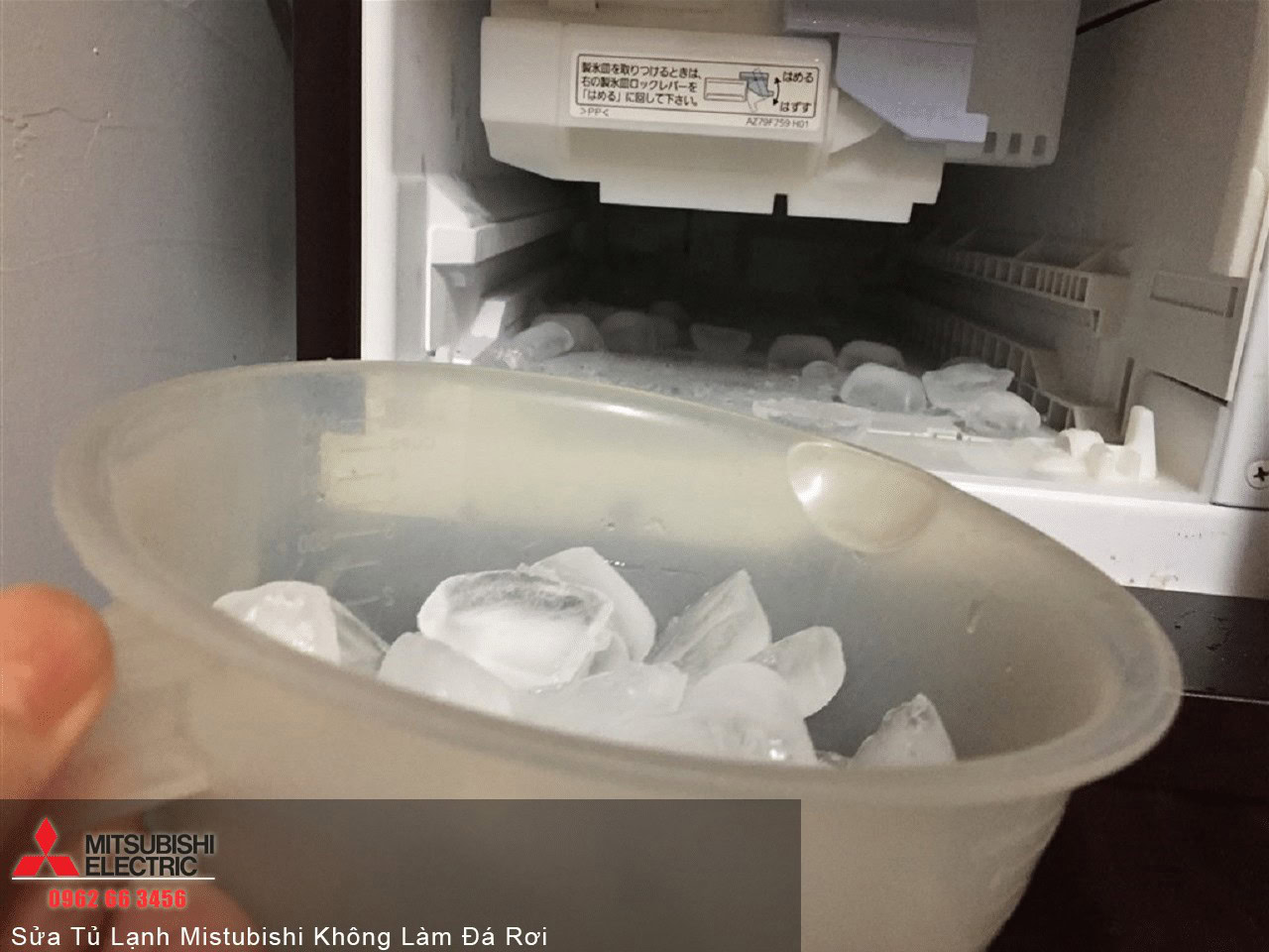 đá lạnh trong hộp nhựa trước tủ lạnh Mitsubishi Electric sửa tủ lạnh không làm đá rơi dịch vụ sửa chữa tủ lạnh tại Nguyên Dương.