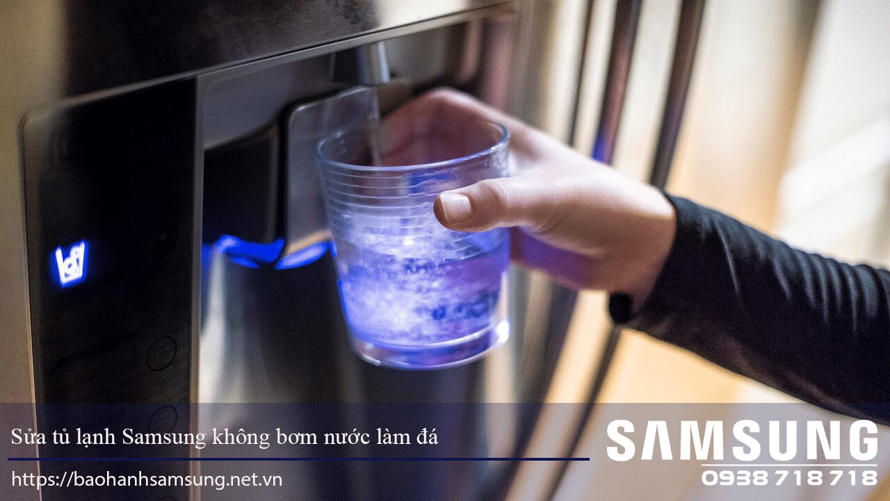 Làm đá bằng máy làm đá Samsung không cần bơm nước, giữ nước sạch và tiện lợi cho gia đình.