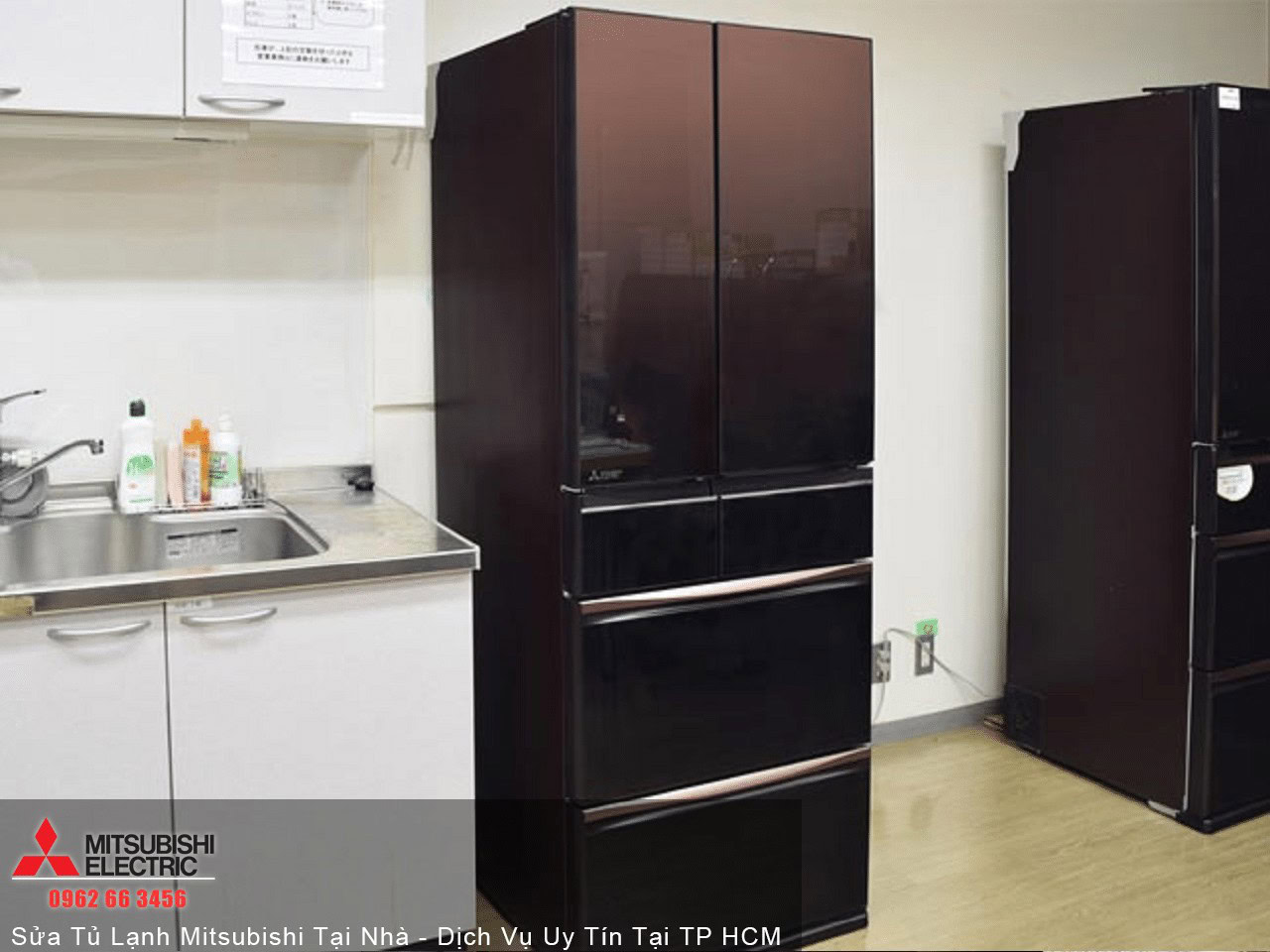 Tủ lạnh Mitsubishi cao cấp màu đen bóng, thiết kế sang trọng phù hợp cho không gian bếp hiện đại, dịch vụ sửa tủ lạnh uy tín tại TP.HCM.