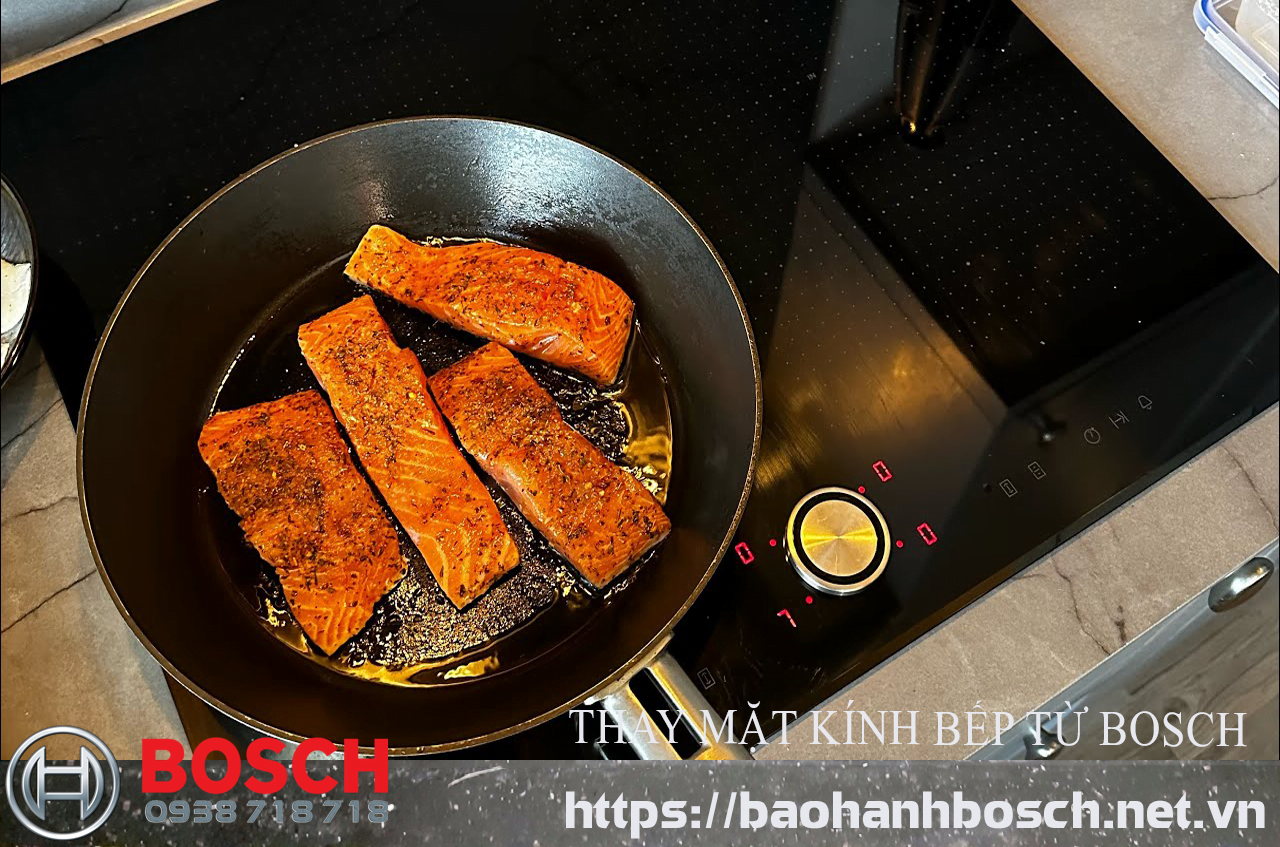 Nồi chiên nướng Bosch đang nấu cá hồi với gia vị, thiết bị nhà bếp đến từ thương hiệu uy tín, bếp từ Bosch đảm bảo chất lượng và an toàn trong sử dụng.