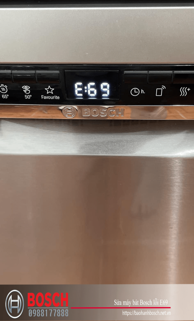Lược dịch: Hình ảnh thể hiện bảng điều khiển của máy Bosch với mã lỗi E69, liên quan đến dịch vụ bảo hành Bosch Uy tín, phù hợp với dịch vụ sửa chữa và bảo trì thiết bị gia dụng Bosch.