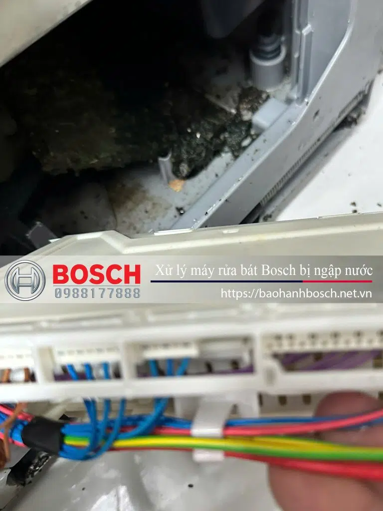 Rò rỉ nước máy rửa bát Bosch, xử lý lỗi ngập nước trong máy rửa chén Bosch, dịch vụ bảo hành và sửa chữa máy rửa bát Bosch bị tràn nước, kỹ thuật viên Bosch xử lý sự cố rò rỉ nước.