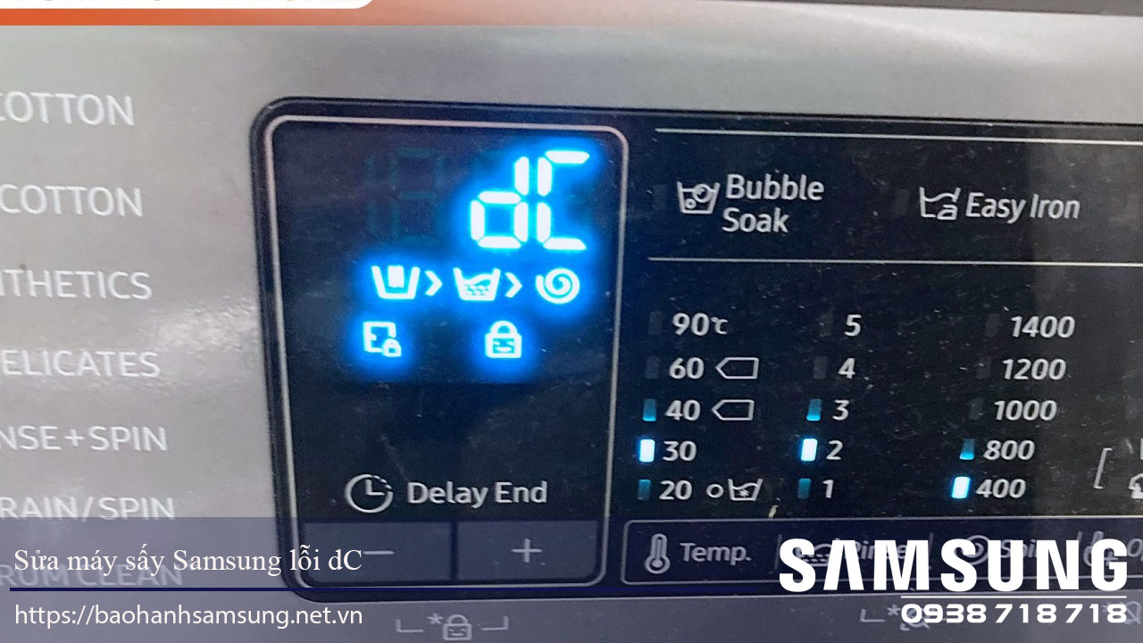 Samsung washing machine display showing error code dC, with settings for bubble soak and easy iron, highlighting Samsung warranty and repair services in Vietnam.