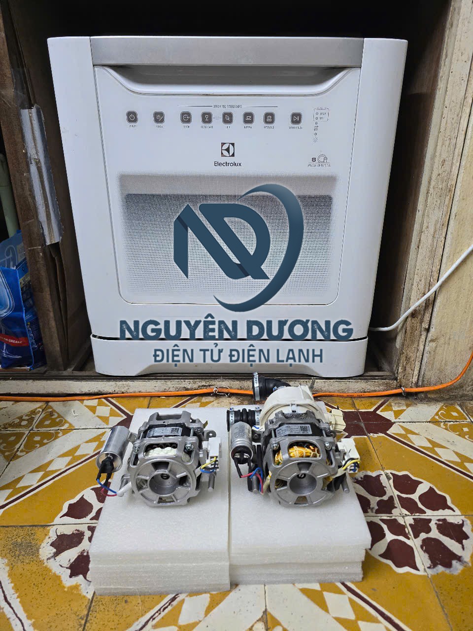 Lò vi sóng Electrolux kèm động cơ máy giặt sửa chữa tại Nguyên Dương Điện Tử Điện Lạnh. Dịch vụ sửa điện tử điện lạnh chuyên nghiệp tại Hà Nội, liên hệ 0988 177 888.